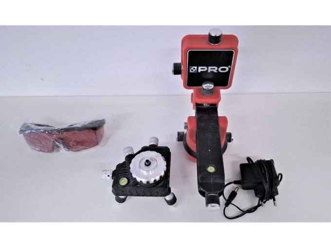 Halterungen, Schutzbrille und Ladegerät