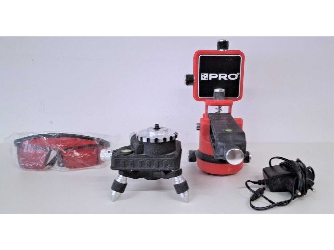 Halterungen, Schutzbrille und Ladegerät