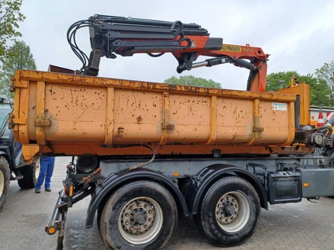 Hakenliftanhänger mit Container und Ladekran