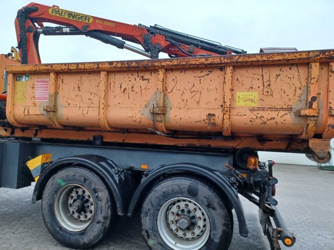 Hakenliftanhänger mit Container und Kran