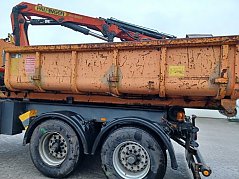 Hakenliftanhänger mit Container und Kran