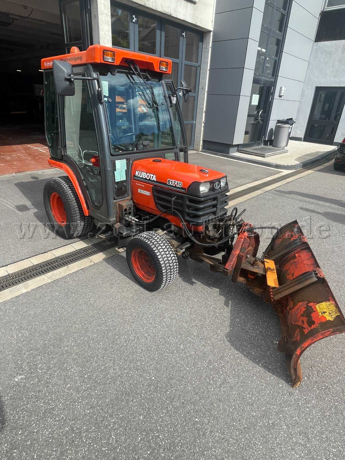 1 Kubota B4 malý traktor jako dárce dílů