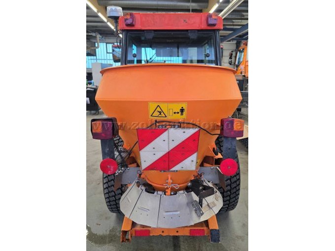 Kubota STC32 mit Strauchstreuer und Wiedemann Combi Bürste, hintere Ansicht, incl. Rauch Streuer SA250