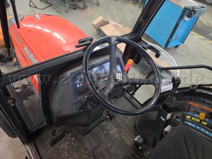 Kubota STC32 mit Strauchstreuer und Wiedemann Combi Bürste, Cockpit Ansicht