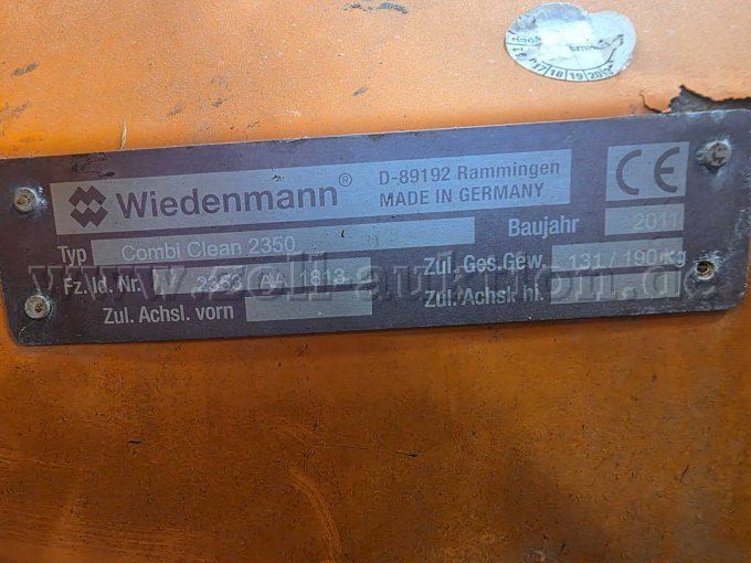 Kubota STC32 mit Strauchstreuer und Wiedemann Combi Bürste, Typenschild Wiedemann Combi Clean 2350 Ansicht