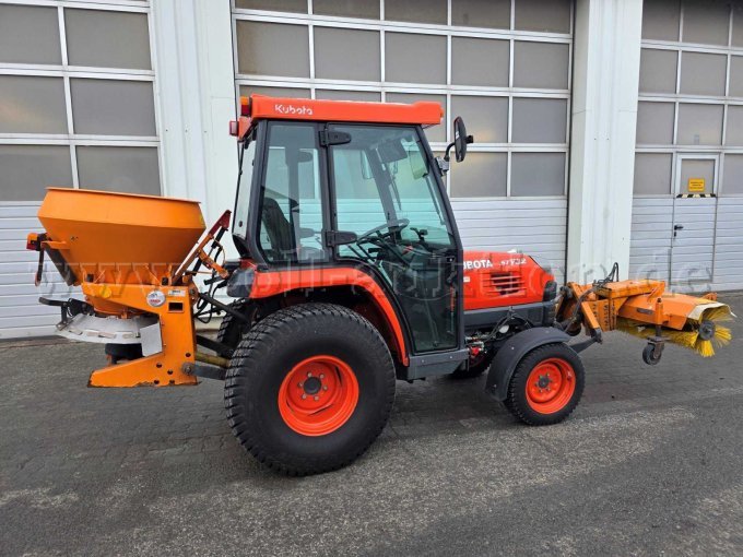 Kubota STC32 mit Strauchstreuer und Wiedemann Combi Bürste, rechte hintere Seitenansicht