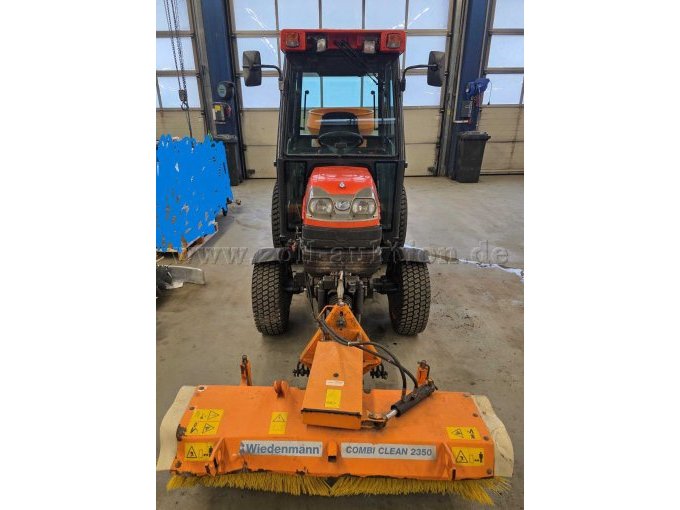 Kubota STC32 mit Strauchstreuer und Wiedemann Combi Bürste, vordere Ansicht, incl. Wiedemann Combi Clean 2350