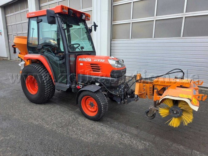 Kubota STC32 mit Strauchstreuer und Wiedemann Combi Bürste, rechte vordere Seitenansicht