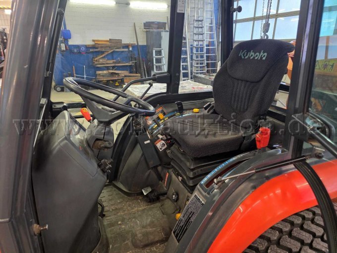 Kubota STC32 mit Strauchstreuer und Wiedemann Combi Bürste, Fahrersitz und Kabinen Ansicht