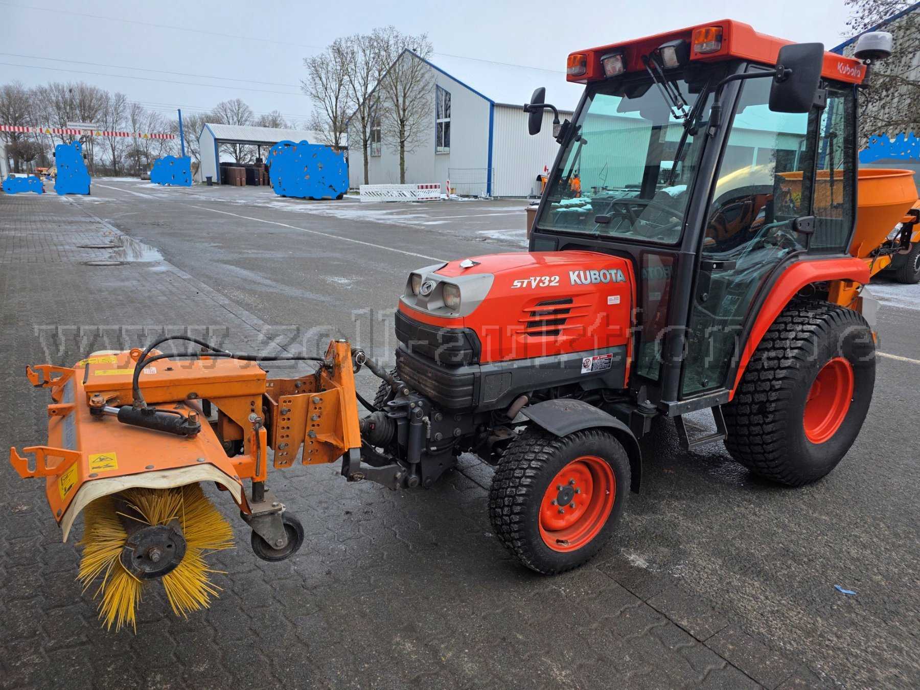 Kubota STC32 mit Strauchstreuer und Wiedemann Combi Bürste, linke vordere Seitenansicht