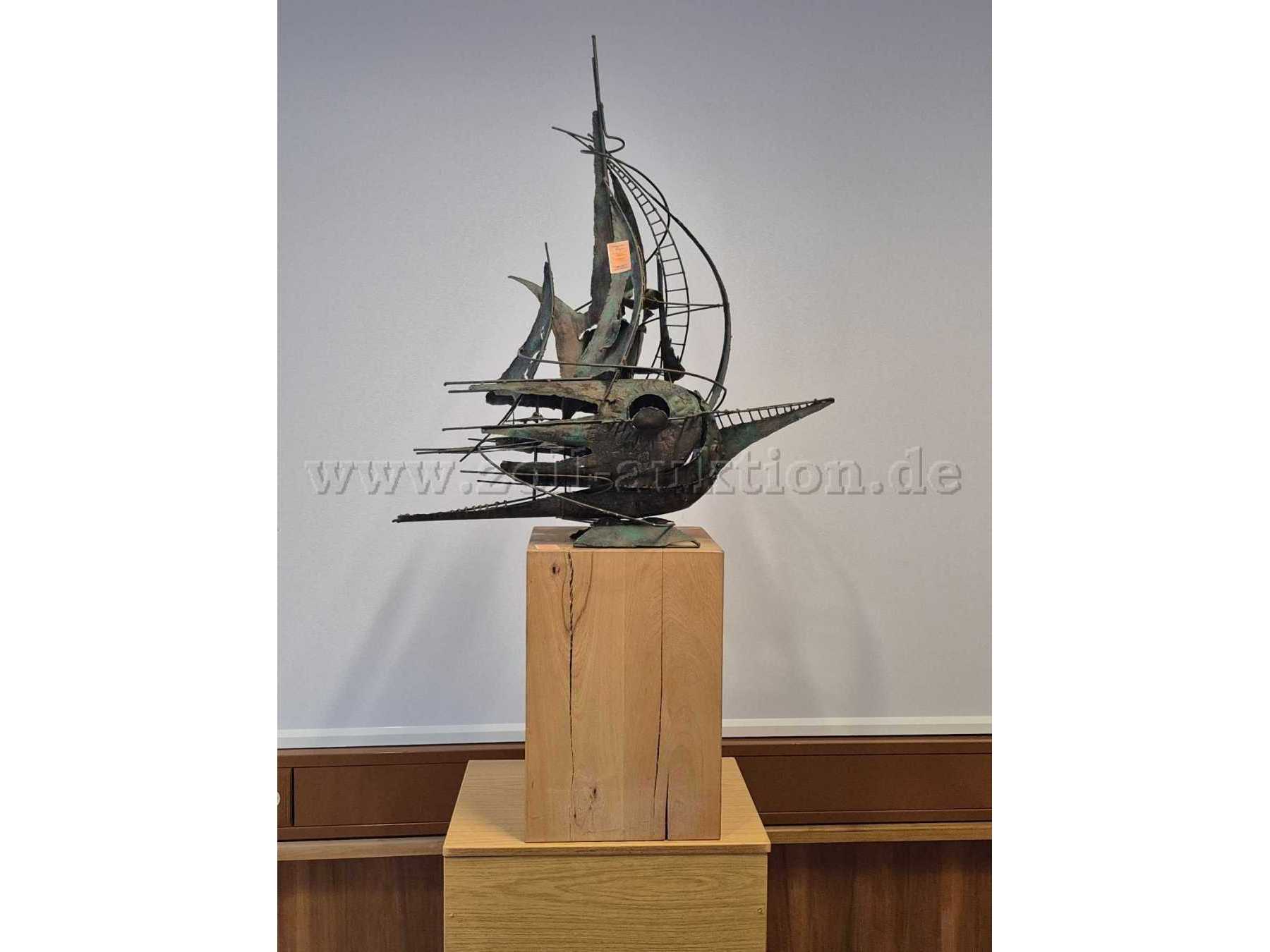 Kupferskulptur mit Holzblock Vollansicht