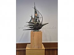 Kupferskulptur mit Holzblock Vollansicht