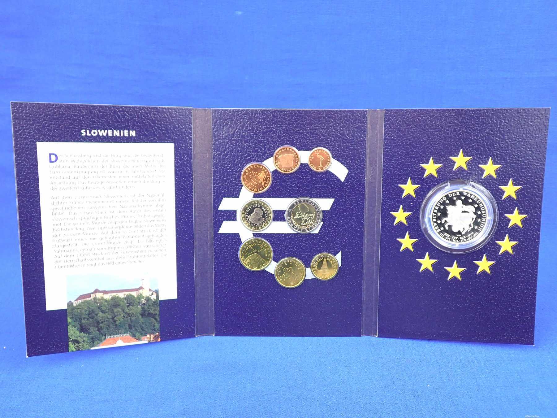 Klappfolder offen, mit Blick auf den Kursmünzsatz und der Gedenkprägung