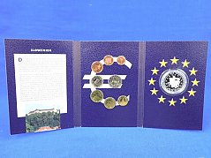 Klappfolder offen, mit Blick auf den Kursmünzsatz und der Gedenkprägung