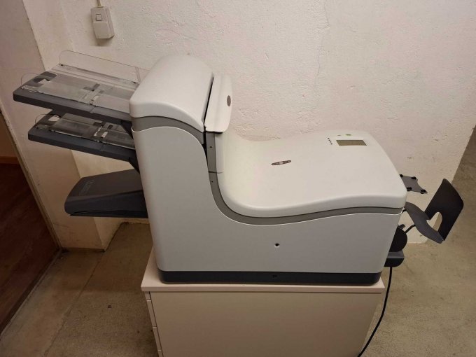 Kuvertiermaschine seitlich von links