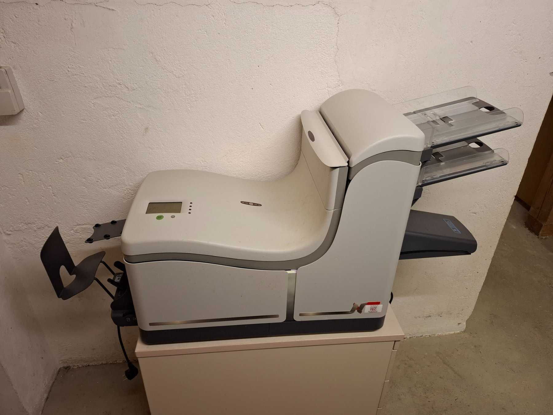 Kuvertiermaschine seitlich von rechts