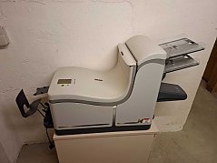 Kuvertiermaschine seitlich von rechts