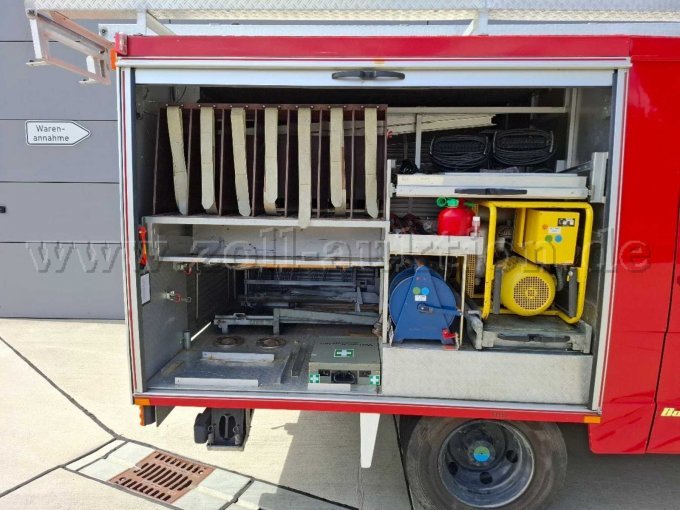 1 brandweerwagen LF8, Daimler-Benz 709 D, met voorgebouwde pomp en stroomgenerator – foto 4 – kavel bij Zoll-Auktion, Fürth