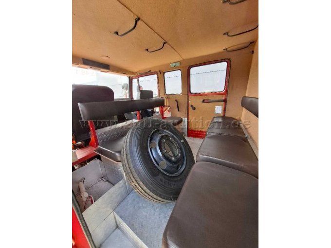 1 brandweerwagen LF8, Daimler-Benz 709 D, met voorgebouwde pomp en stroomgenerator – foto 6 – kavel bij Zoll-Auktion, Fürth