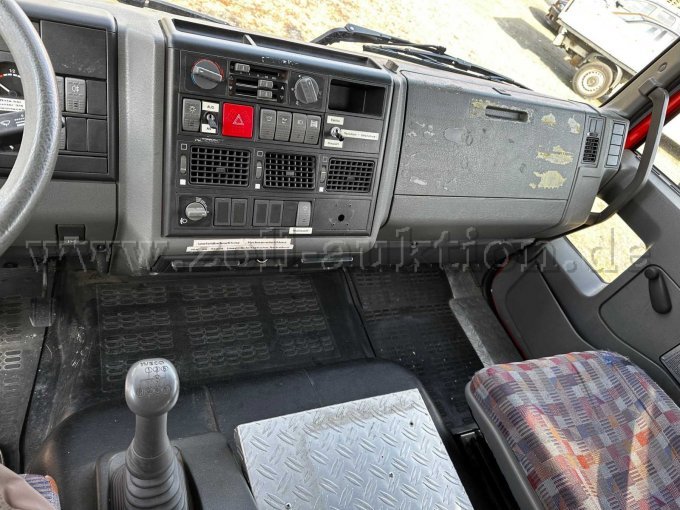 Armaturenbrett mit vielen Kleberückständen