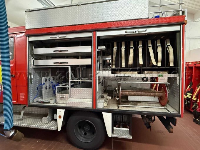 Feuerwehrfahrzeug Rechte Seite offen