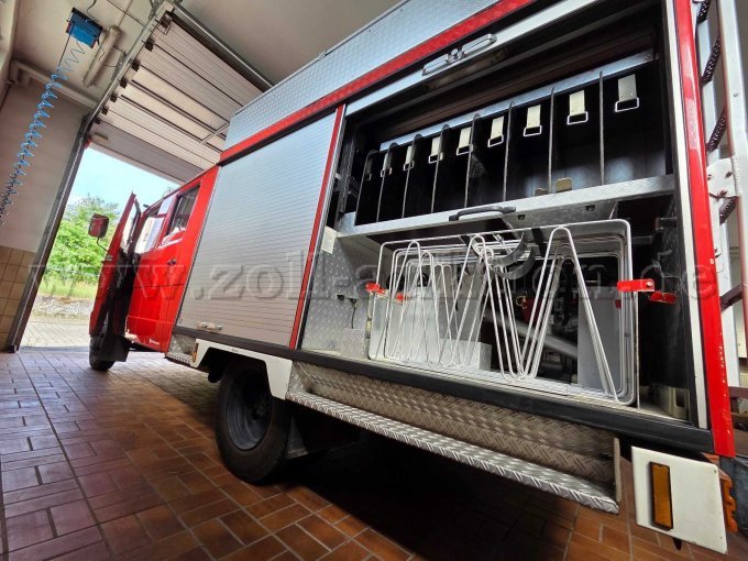 hintere Seitenansicht Fahrerseite mit geöffnetem Rolladen