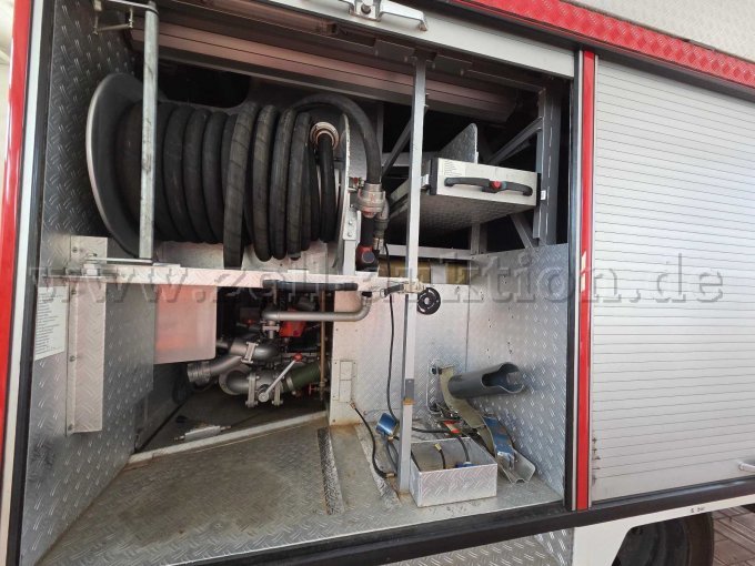 hintere Seitenansicht Beifahrerseite mit geöffnetem Rolladen