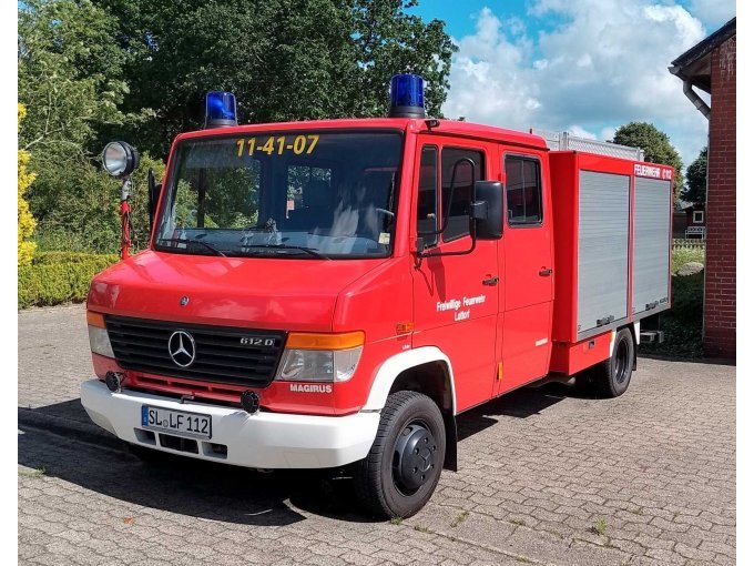 1 brandweerwagen met draagbare pomp (TSF-W) van Daimler Benz (D) – foto 3 – kavel bij Zoll-Auktion, Lottorf