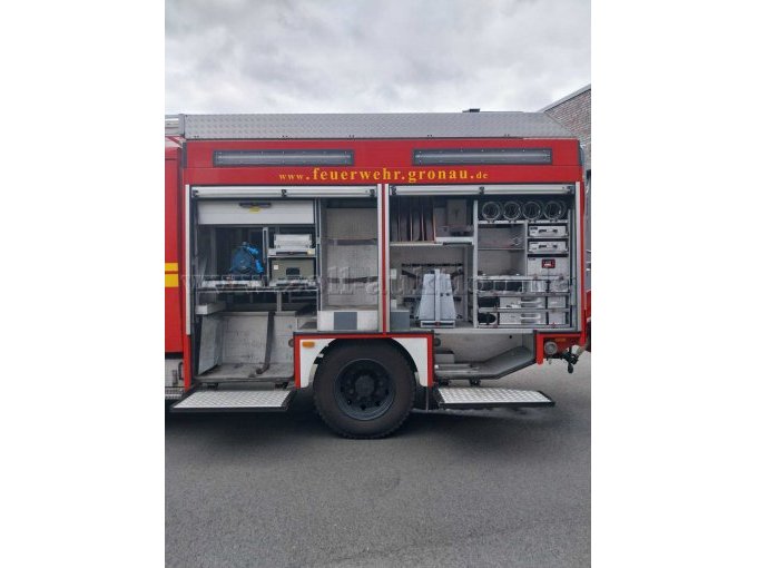 Rechte Fahrzeugseite geöffnet