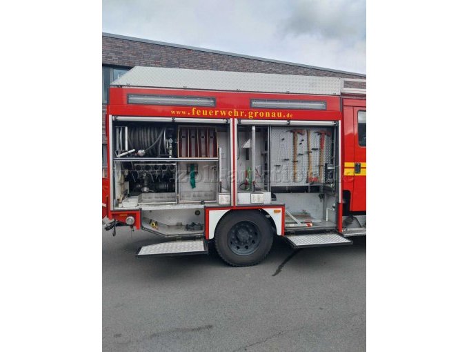 Linke Fahrzeugseite geöffnet