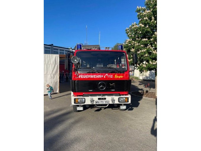 Ansicht von vorne mit Aufschrift Feuerwehr sowie Sondersignalanlage.