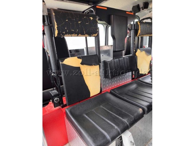 Mannschaftskabine innen, Sitzplätze entgegen der Fahrtrichtung mit Atemschutz-Halterungen