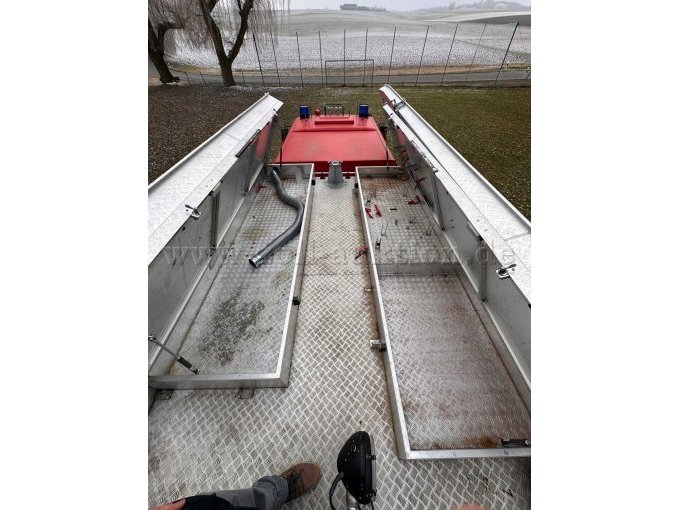 Dachkasten offen, links und rechts