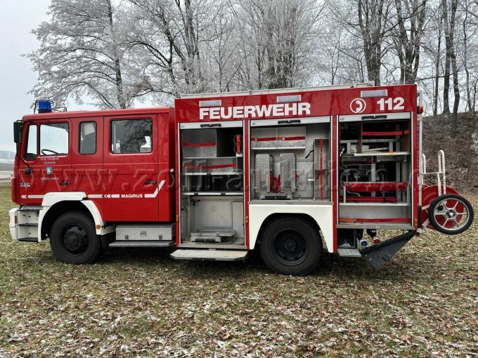 Fahrzeugansicht außen: Fahrerseite mit geöffneten Rolläden