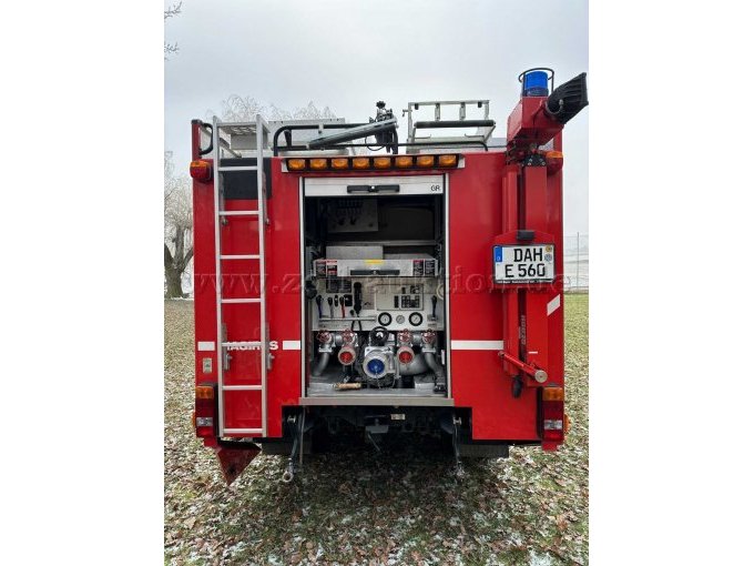 Fahrzeugansicht von hinten mit geöffnetem Pumpenstand