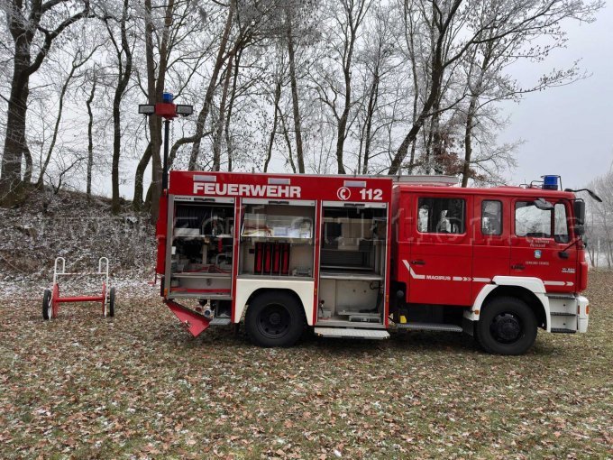 Fahrzeugansicht außen: Beifahrerseite mit geöffneten Rolläden und ausgefahrenem Lichtmast