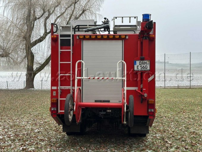 Fahrzeugansicht außen von hinten mit Schlauchtrommel
