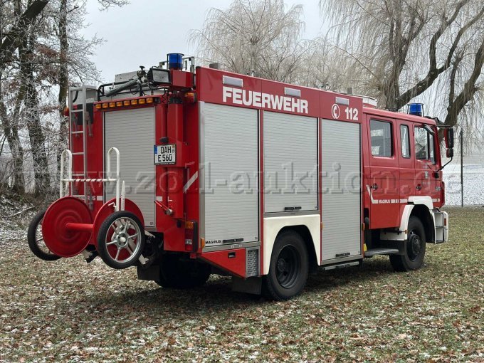Fahrzeugansicht außen: Beifahrerseite und Heck mit Schlauchtrommel