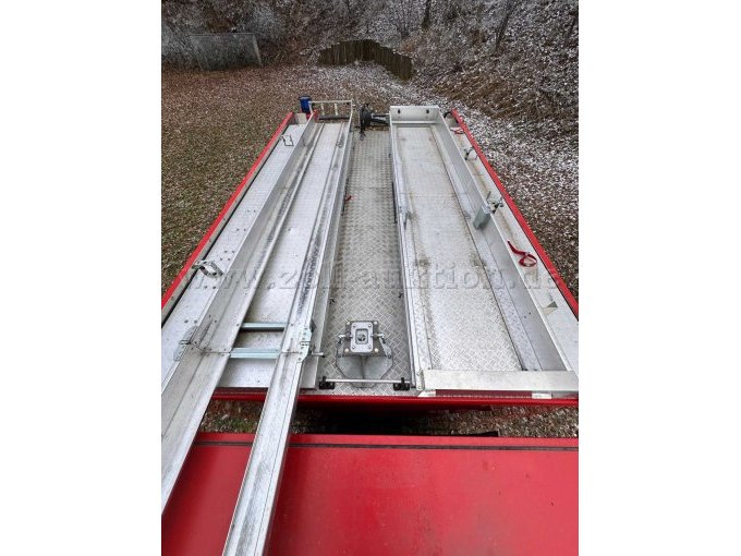 Dachkasten geschlossen mit Halterungen für Leiter