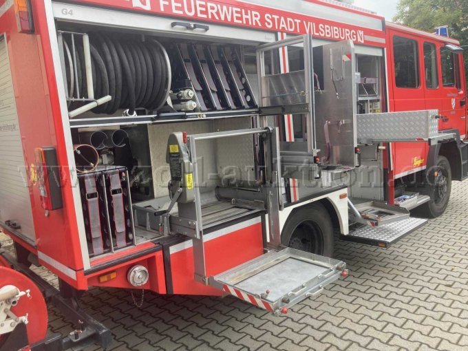 rechts hinten Auszüge