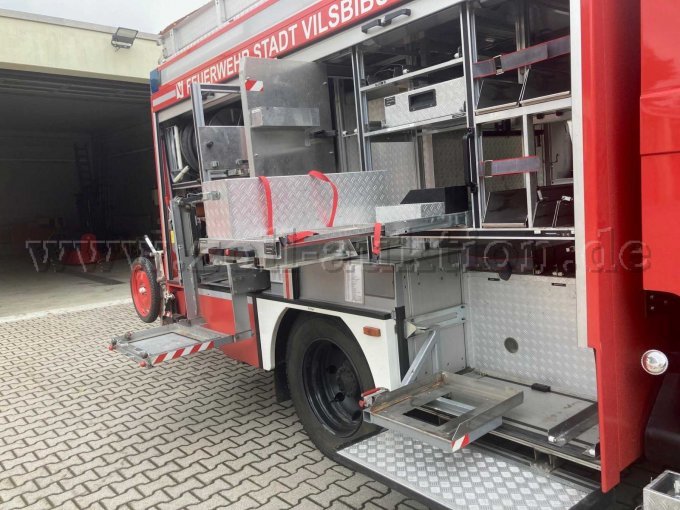 rechts vorne Auszüge