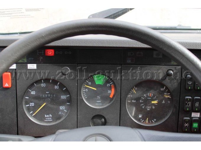 Anzeigetafel mit Tacho bei laufendem Motor