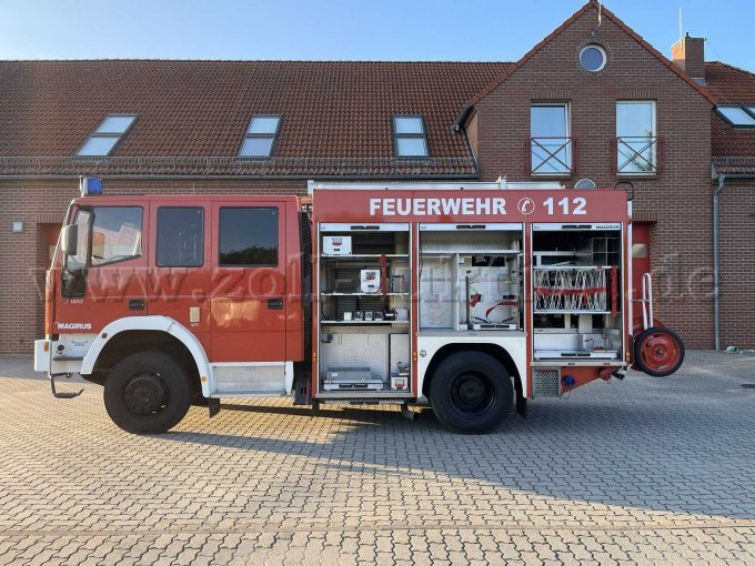 Ansicht Fahrzeugseite links mit geöffneten Gerätefächern