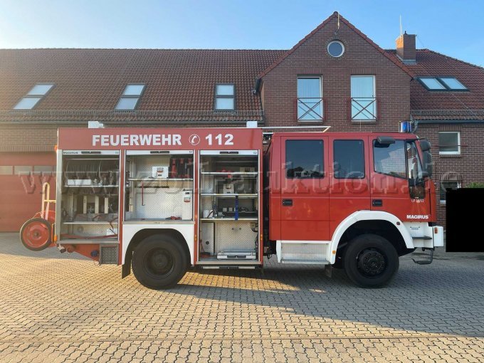 Ansicht Fahrzeugseite rechts mit geöffneten Gerätefächern