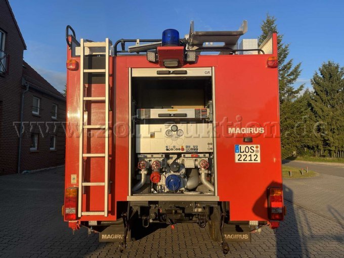 Ansicht Fahrzeugseite Heck mit geöffneten Gerätefächern