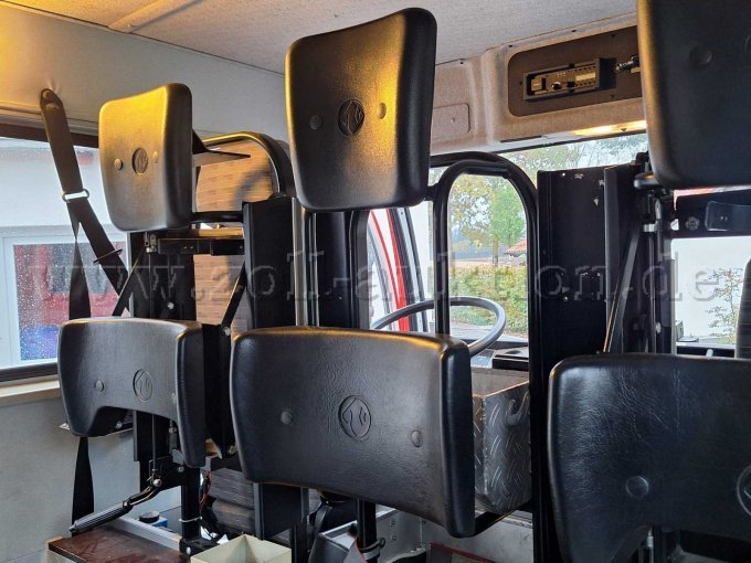 Mannschaftsraum hinten, Blick von Sitzreihe 3 nach Sitzreihe 2