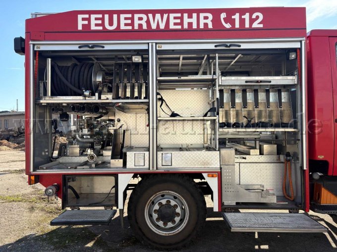 Rechte Fahrzeugseite mit geöffneten Geräteräumen und Einblick in den Geräteraum.