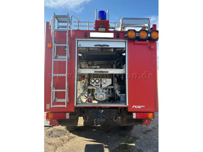 Heckansicht mit geöffnetem Geräteraum und Blick auf die Feuerlöschpumpe.