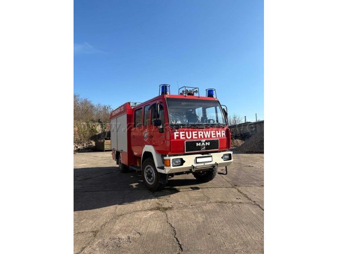 Front- und Seitenansicht des Feuerwehrfahrzeuges.