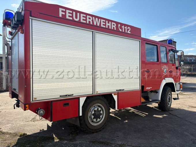 Seitenansicht des Feuerwehrfahrzeuges mit Geräteräumen und Aufbau.